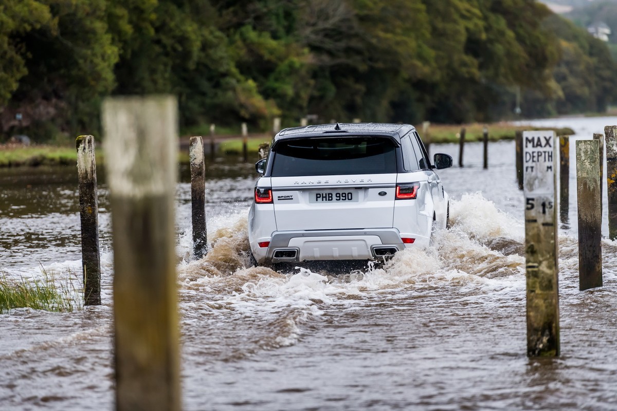 Xem Range Rover Sport 2018 “vuot bien” cung VDV boi-Hinh-2